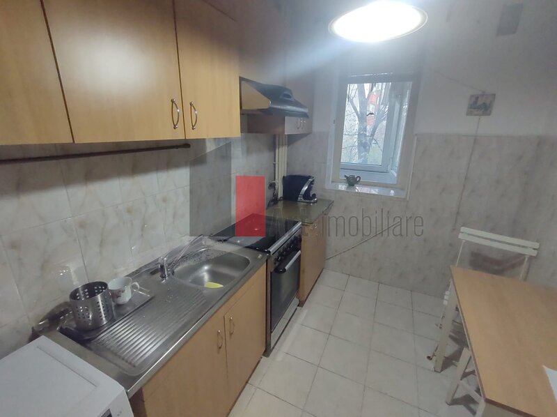 Vanzare apartament 3 camere Bd. Obregia - Pta Straduintei