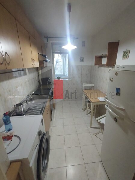 Vanzare apartament 3 camere Bd. Obregia - Pta Straduintei